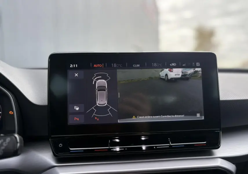 Écran tactile central de la SEAT LEON 2024 montrant la caméra de recul et l'alerte capot arrière ouvert.