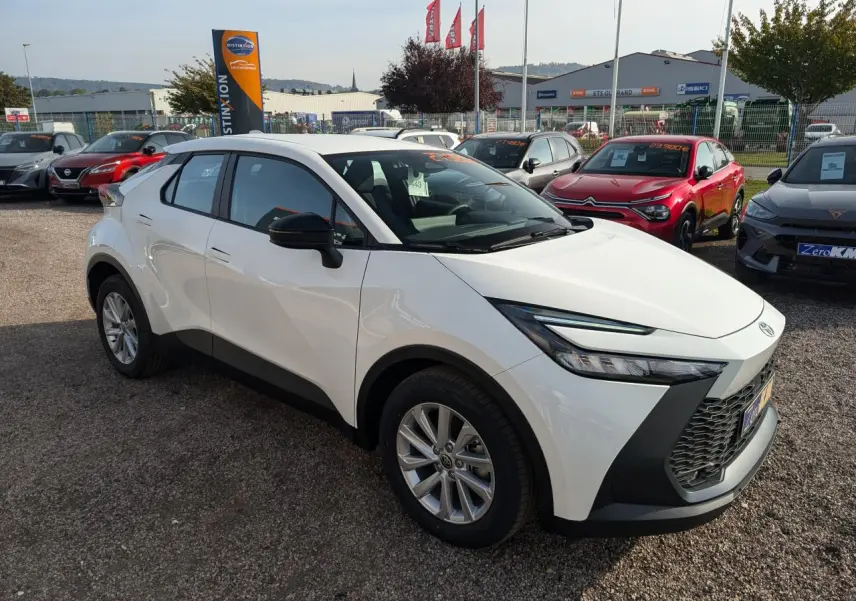 Toyota C-HR blanc vue 3/4 avant droit, avec calandre noire et jantes alliage 17 pouces visibles.