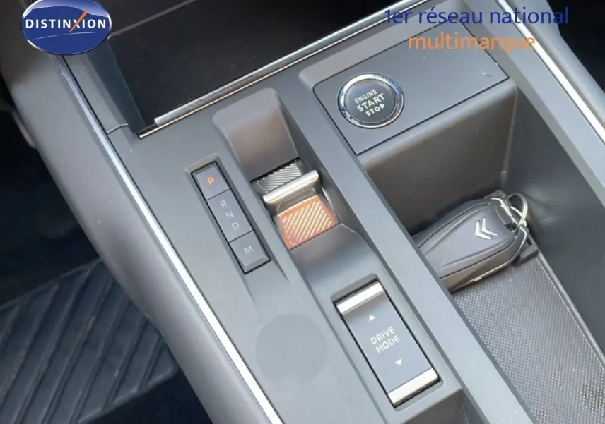 Gros plan sur la console centrale du Citroën C5 Aircross 2025, montrant la molette de sélection de mode de conduite et la clé.