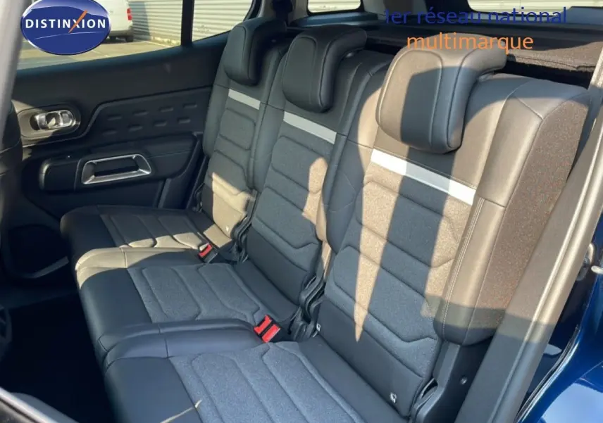 Vue intérieure côté droit des sièges arrière gris et tissu du Citroën C5 Aircross Bleu Eclipse Métal 2025.