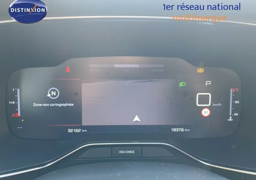 Vue rapprochée du tableau de bord numérique du Citroën C5 Aircross bleu Eclipse Metal, affichant la navigation et les indicateurs.
