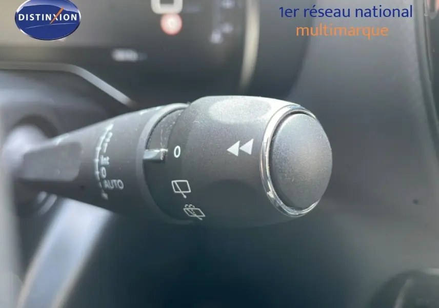 Gros plan sur la commande d'essuie-glace à gauche du volant dans l'habitacle du Citroën C5 Aircross bleu Eclipse Metal.