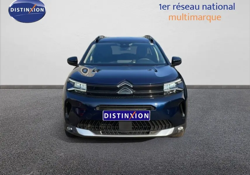 Vue de face du Citroën C5 Aircross bleu Eclipse Metal avec calandre noire et détails chromés au sol.