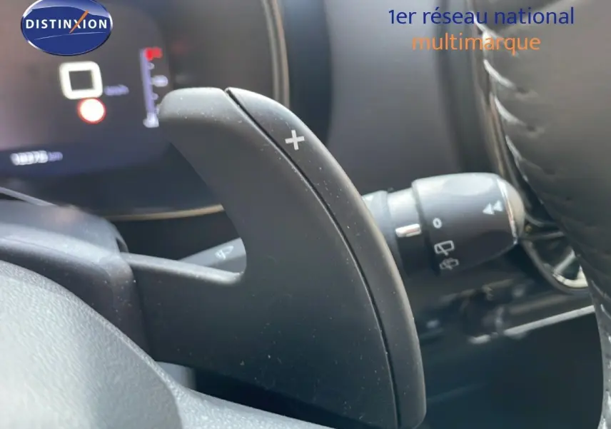 Gros plan sur la palette de changement de vitesse droite dans l’habitacle du Citroën C5 Aircross bleu Eclipse Metal.