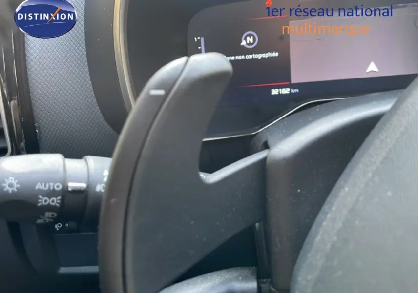 Gros plan sur la palette de changement de vitesse à droite du volant dans l'habitacle du Citroën C5 Aircross.