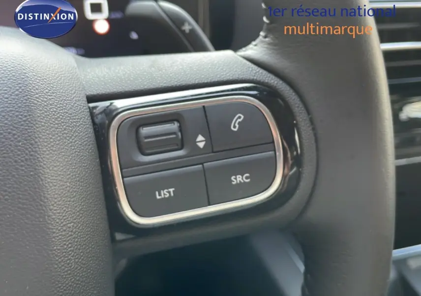Gros plan sur les commandes gauche du volant du Citroën C5 Aircross 2025, boutons de gestion audio et appel visibles.