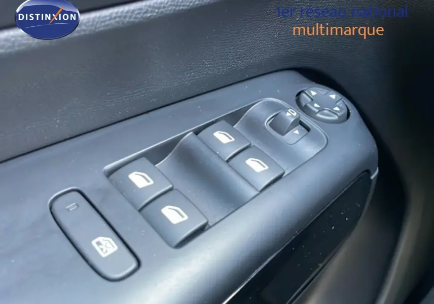 Gros plan sur les commandes des vitres et rétroviseurs côté conducteur d’un Citroën C5 Aircross bleu Eclipse Metal.