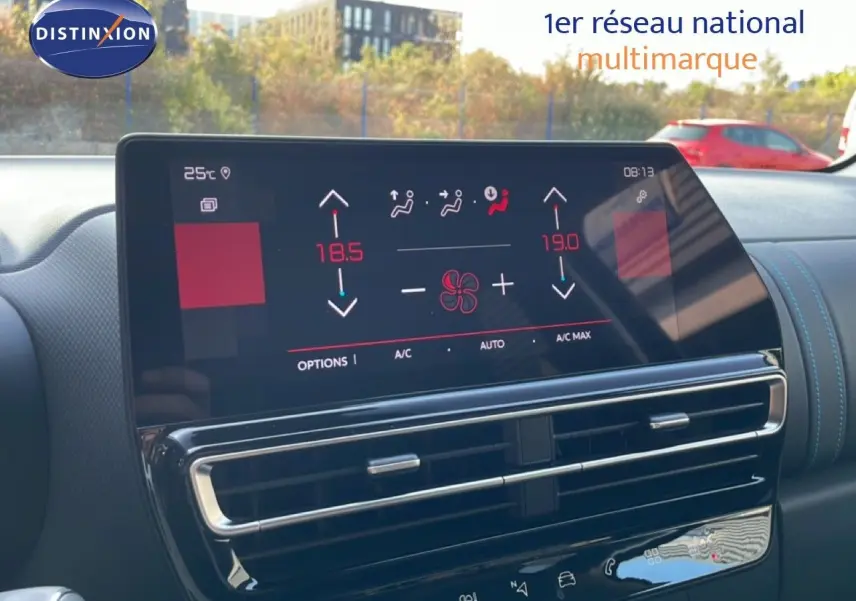 Écran tactile central du Citroën C5 Aircross 2025 bleu Eclipse Metal, affichant la climatisation automatique.