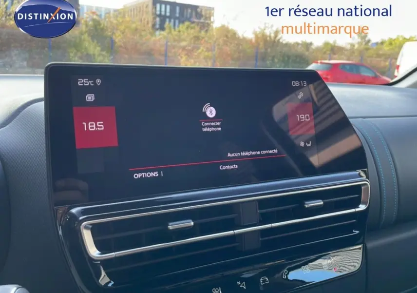 Vue rapprochée de l’écran tactile central du tableau de bord du Citroën C5 Aircross 2025 avec interface de connexion téléphone.