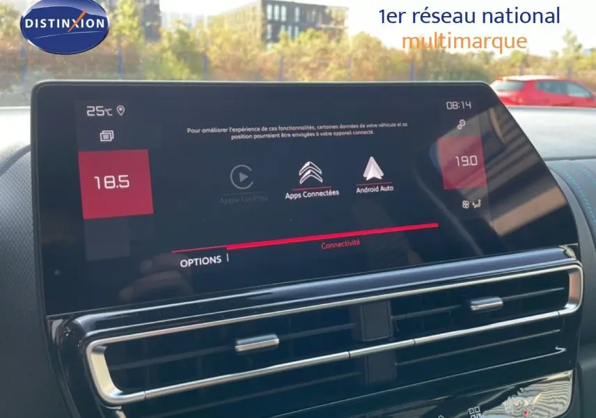 Écran tactile central du tableau de bord du Citroën C5 Aircross 2025, affichant les options de connectivité.