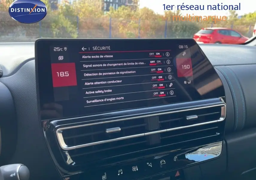 Vue intérieure du tableau de bord du Citroën C5 Aircross 2025, écran tactile affichant les options de sécurité.