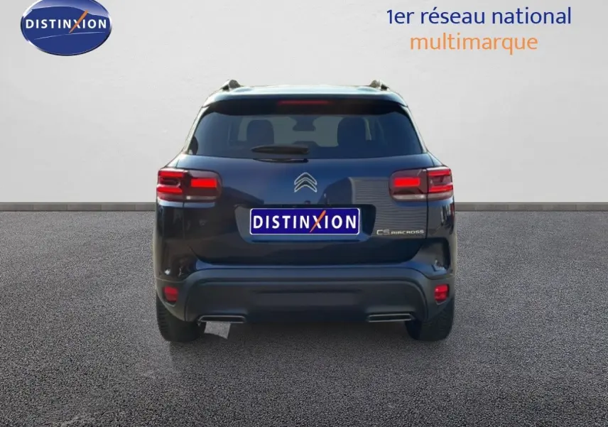 Vue arrière d'un Citroën C5 Aircross bleu Eclipse Metal 2025 avec feux LED et double sortie d'échappement intégrée.