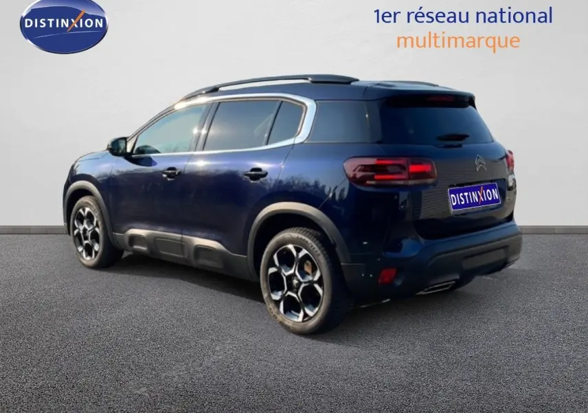 Vue 3/4 arrière droite du Citroën C5 Aircross bleu Eclipse Métal avec jantes bi-ton et toit panoramique noir.