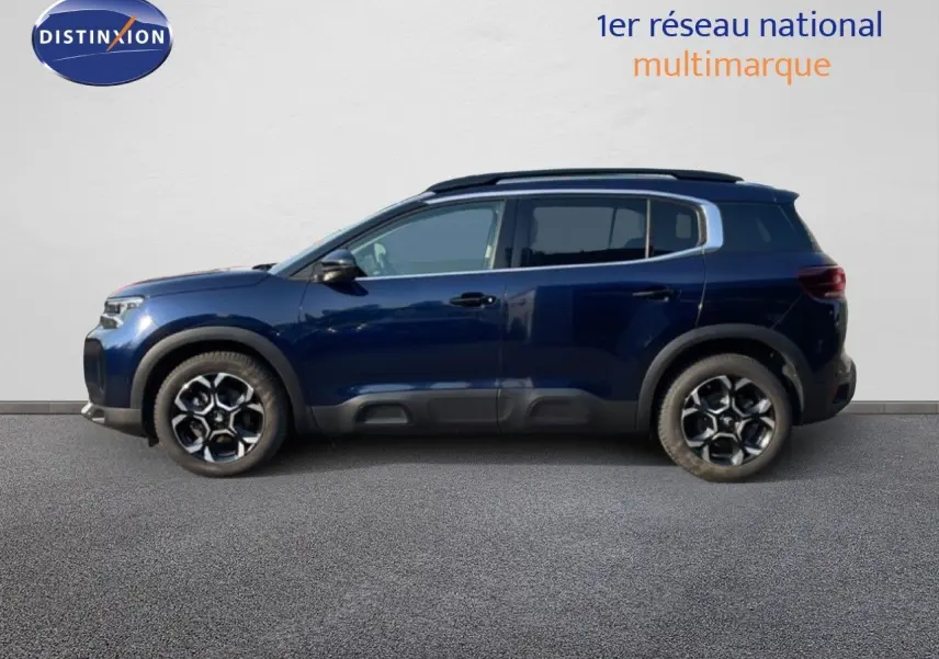 Profil latéral droit du Citroën C5 Aircross 2025 en bleu Eclipse Metal avec jantes alliage bicolores.