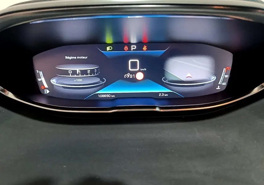 Affichage numérique du tableau de bord Peugeot 5008 2020, avec compte-tours, vitesse et indicateurs lumineux.