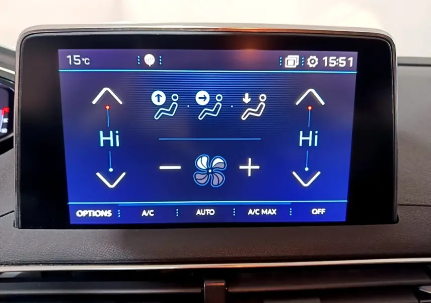 Écran tactile central du tableau de bord du Peugeot 5008 gris clair, affichant la climatisation réglée sur "Hi".