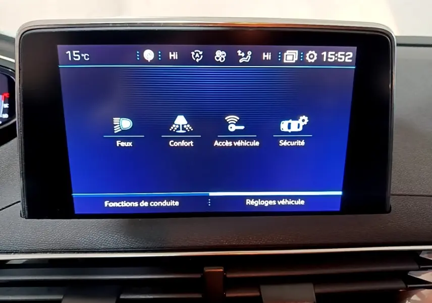Écran tactile central du tableau de bord du Peugeot 5008 2020 affichant les réglages Feux, Confort, Accès véhicule et Sécurité.
