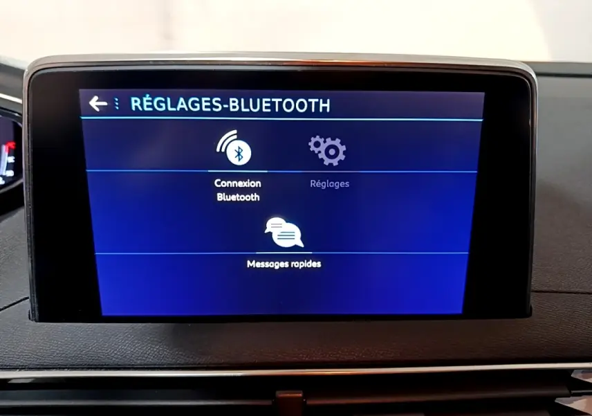 Écran tactile central affichant les réglages Bluetooth dans l'habitacle du Peugeot 5008 gris clair, vue de face.