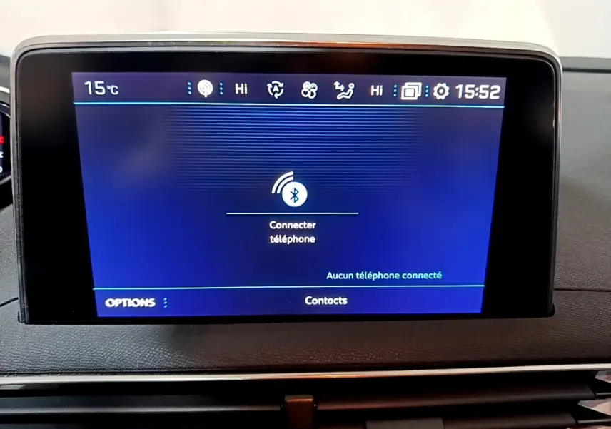 Écran tactile central du tableau de bord du Peugeot 5008 2020 affichant la connexion Bluetooth, intérieur noir.