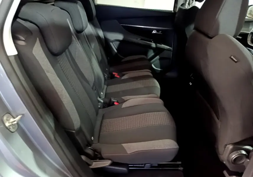 Vue intérieure côté gauche sur la banquette arrière tissu gris du Peugeot 5008 gris clair de 2020.