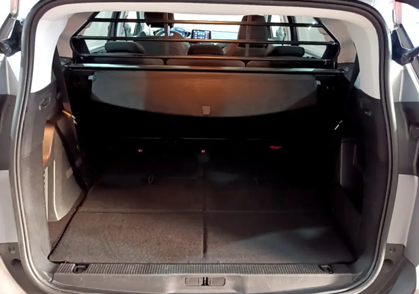 Vue arrière du coffre spacieux gris clair du Peugeot 5008 2020 avec plancher plat et séparation grillagée.