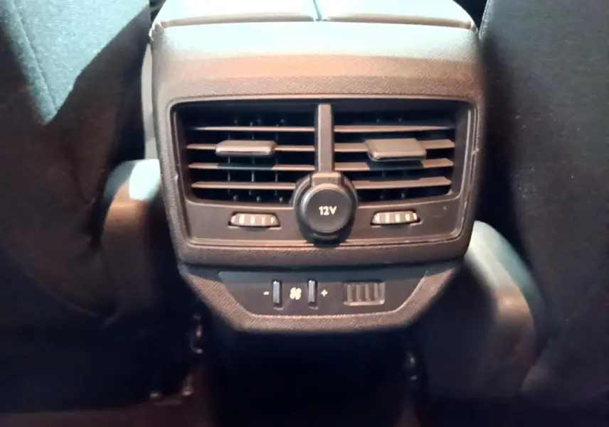 Vue rapprochée des aérateurs arrière avec prise 12V et commandes de ventilation du Peugeot 5008 gris clair 2020.