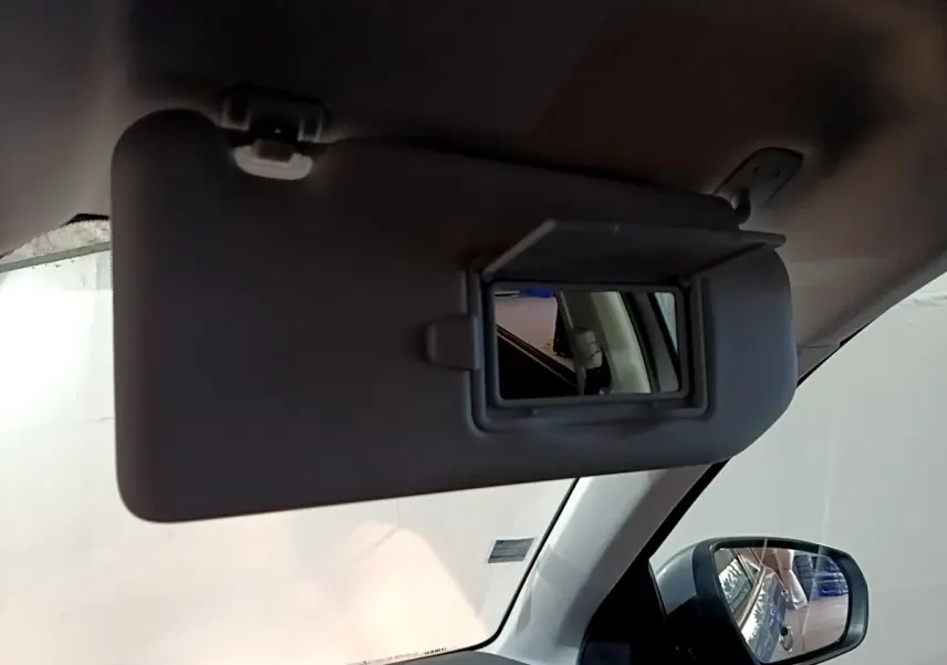 Miroir de courtoisie ouvert côté conducteur dans l’habitacle du Peugeot 5008 gris clair, vue intérieure rapprochée.
