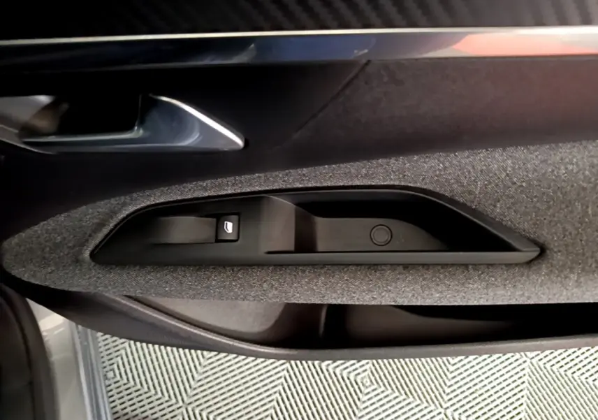 Détail de la poignée intérieure côté gauche en tissu gris et plastique noir du Peugeot 5008 gris clair 2020.