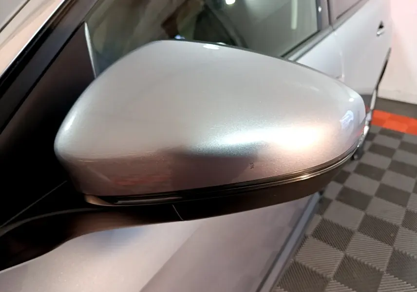 Rétroviseur côté gauche gris clair du Peugeot 5008 2020, vue rapprochée avec carrosserie et porte partiellement visibles.