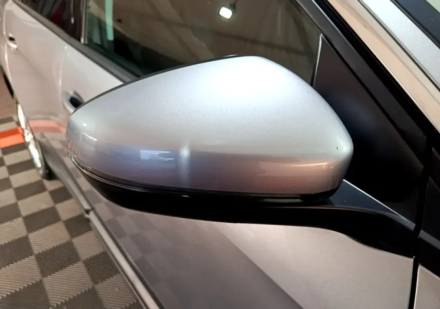 Rétroviseur côté gauche gris clair du Peugeot 5008 2020, avec clignotant intégré, vue rapprochée en intérieur.