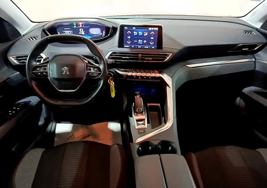 Vue intérieure avant du Peugeot 5008 gris clair 2020, avec tableau de bord numérique et écran tactile central.