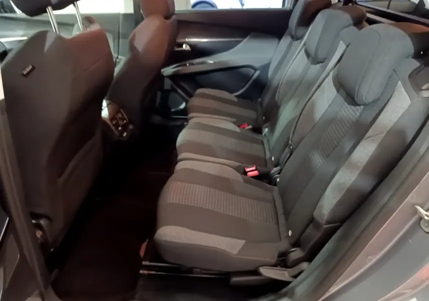 Vue côté droit sur la deuxième rangée de sièges gris foncé du Peugeot 5008 2020, avec porte ouverte.