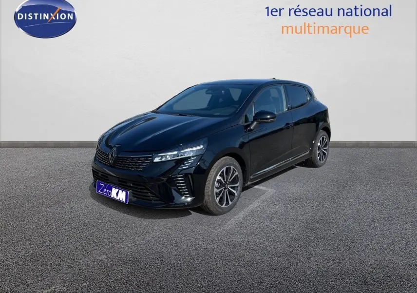 Renault Clio TCe 90ch Techno noir métal vue 3/4 avant droit sur sol gris devant mur blanc.