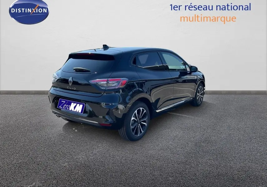 Renault Clio TCE 90ch Techno noir métal vue 3/4 arrière droit avec jantes biton et vitres teintées.