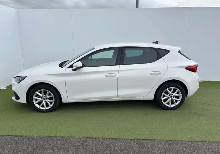 SEAT Leon IV blanc vue de profil côté gauche, avec jantes alliage 16 pouces et rétroviseurs couleur carrosserie.