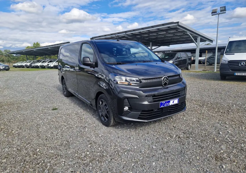 Vue 3/4 avant droit d'un Citroën Jumpy XL gris titane avec calandre noire et jantes tôles 17 pouces.