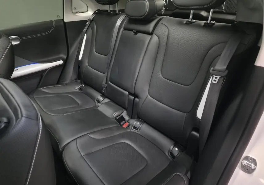 Vue intérieure côté droit de la banquette arrière en cuir noir du Smart #1 blanc électrique 2024.