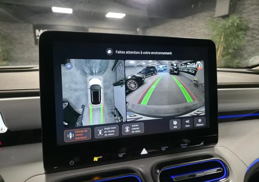 Écran tactile intérieur du Smart #1 blanc 2024 montrant la caméra panoramique 360° en vue arrière et dessus.