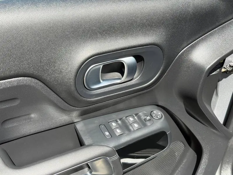 Gros plan sur la poignée intérieure et les commandes des vitres côté conducteur du Citroën C5 Aircross gris acier.