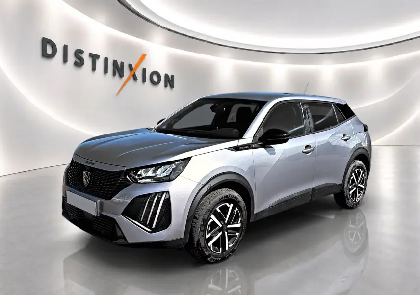 Peugeot 2008 gris en 3/4 avant droit, avec jantes noires et toit noir dans un showroom lumineux.