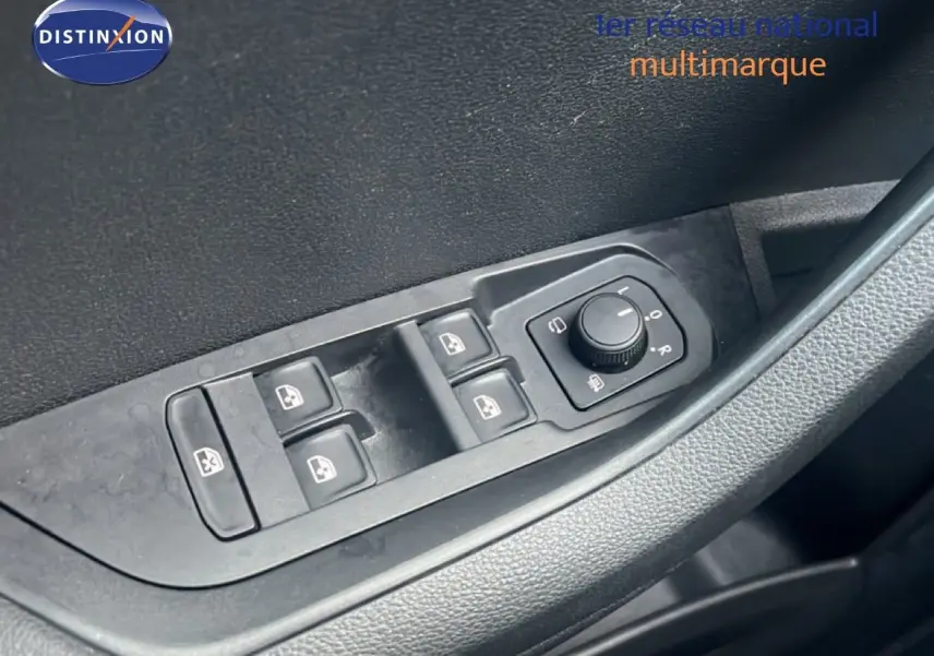 Gros plan sur les commandes des vitres et des rétroviseurs côté gauche d'une Skoda Karoq noir Magic Metal 2023.