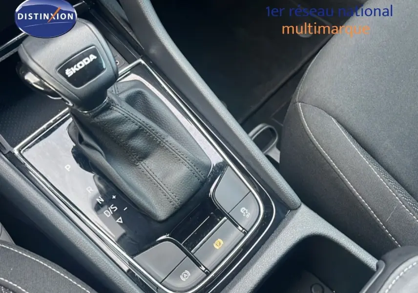 Le levier de vitesse automatique noir avec logo ŠKODA sur la console centrale d'un SKODA KAROQ 2023.