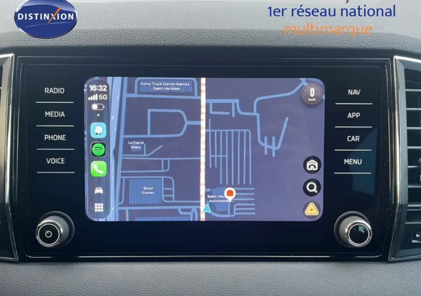 Écran tactile central du Skoda Karoq 2023 affichant la navigation avec interface moderne et commandes tactiles.