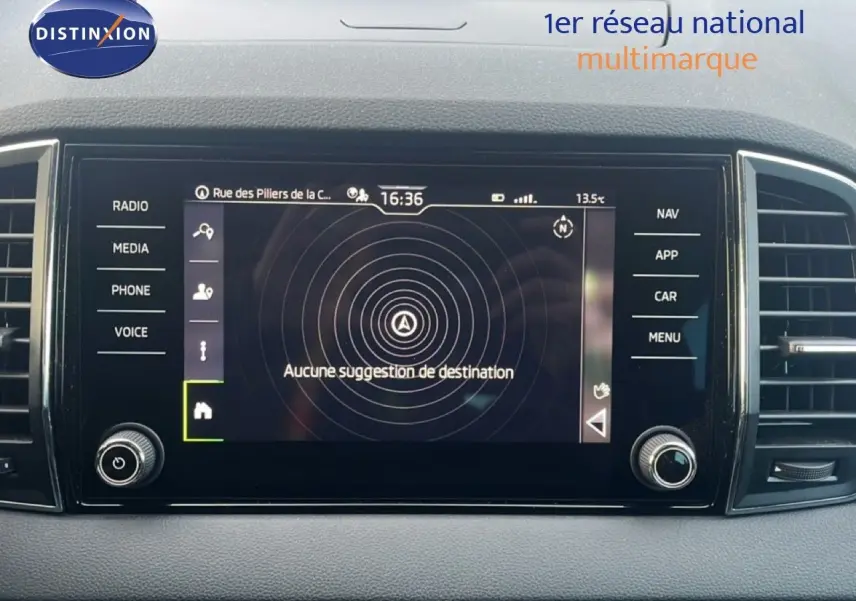 Écran tactile central du Skoda Karoq noir Magic Metal 2023 affichant le menu de navigation sans destination.