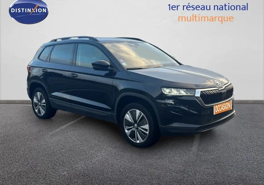 SUV SKODA KAROQ noir Magic Metal vu en 3/4 avant droit avec calandre distinctive et jantes bi-ton.