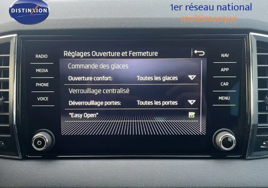 Écran tactile central du Skoda Karoq 2023 affichant les réglages d'ouverture et fermeture des vitres et portes.
