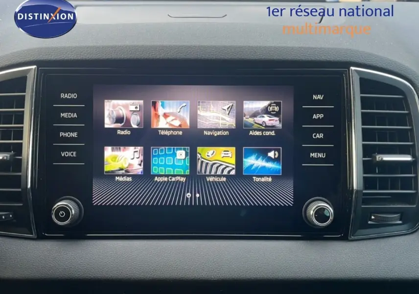 Écran tactile central du tableau de bord du Skoda Karoq 2023 affichant les options multimédia et navigation.