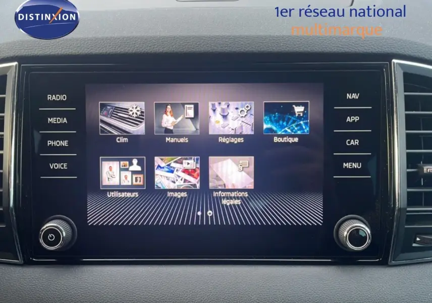 Écran tactile central du tableau de bord du Skoda Karoq 2023 affichant le menu principal avec options multimédia et réglages.