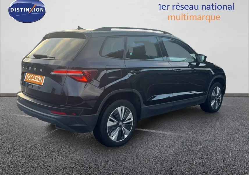 Vue 3/4 arrière droite d'un Skoda Karoq noir Magic Metal 2023 avec jantes bi-ton et feux LED distinctifs.