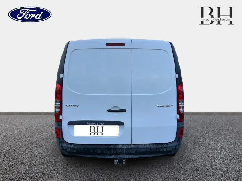 Vue arrière d'un utilitaire Mercedes Citan 108 CDI Compact blanc avec portes arrière battantes et attelage visible.